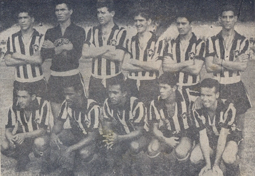 O ano de 1962 foi mágico para o Botafogo. O clube recebeu do COI (Comitê Olímpico Internacional) o título de Campeão de terra, mar e ar por ter conquistado títulos em todas as modalidades esportivas, 120 no total. Além disso, cedeu cinco titulares para a Seleção Brasileira campeã da Copa do Mundo do Chile, Didi, Amarildo, Zagallo, Nilton Santos e Garrincha. A foto mostra o esquadrão alvinegro campeão do Torneio Rio-São Paulo daquela temporada com Joel, Manga, Zé Maria, Pampolini, Paulistinha e Rildo em pé; agachados vemos Garrincha, Didi, Quarentinha, Amarildo e Zagallo