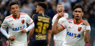 Flamengo vinga eliminação e bate Corinthians com dois gols de Paquetá