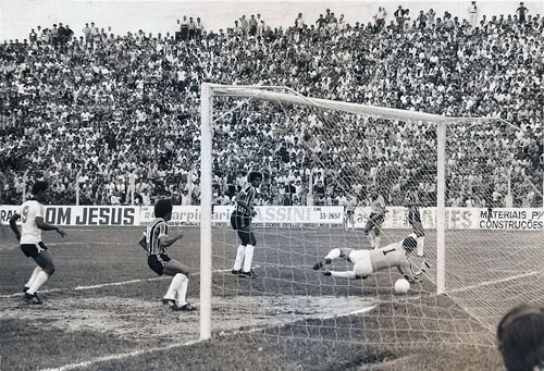 A campanha do XV de Piracicaba no Campeonato Brasileiro de 1979 continua nas lembranças de todo piracicabano. Na imagem, você vê o goleiro Manga 