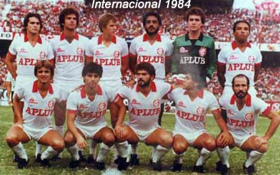 A foto, tirada no estádio Beira-Rio, é do dia 18 de março de 1984, quando o Inter goleou o Flamengo por 4 a 0, em partida válida pelo campeonato brasileira daquele ano. Milton Cruz, Rúben Paz e Silvinho (dois gols) marcaram para o Inter. Em pé: Alves, Beto, Ademir, Mauro Pastor, o goleiro Mano, e André Luiz. Agachados: Silvio, Mauro Galvão, Kita, Rubén Paz e Mário Sérgio. 

