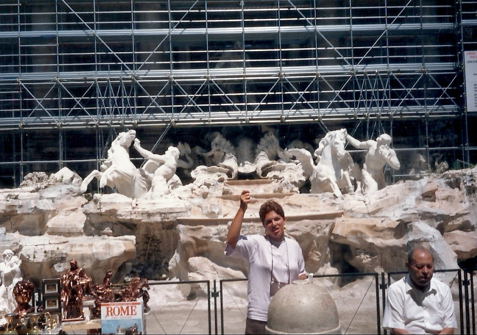 Lenice, no final dos anos 80, conhecendo a Fontana di Trevi, em Roma-ITA