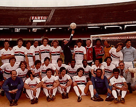 Em 1981, o cantor espanhol Julio Iglesias (que já foi goleiro do Real Madrid) visitou o São Paulo FC, no Morumbi. Da esquerda pra direita, na primeira fileira, estão: Flavinho (lateral-direito das divisões de base que não emplacou), Renato Pé Murcho, Paulo César Capeta, Teodoro, Oscar, Marinho Chagas, Julio Iglesias, Dário Pereyra, Poy, Toínho, Waldir Peres, Nelsinho e Barbirotto. Na segunda fileira você confere: Luiz Fernando, Tatu, Almir, Edel, Heriberto, Serginho Chulapa, Jaiminho, Everton e Gassen. Sentados, na última fileira, estão: um integrante da comissão técnica, Mário Sérgio, Carlinhos Maracanã, Zé Sérgio, Élvio, o massagista Hélio Santos e Getúlio