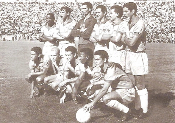 A Seleção Brasileira jogou um amistoso em Portugal. A partida foi no Estádio das Antas, em 24 de junho de 1965 e o placar foi 0 a 0. Em pé: Djalma Santos, Bellini, Manga, Orlando, Dudu e Rildo.Agachados: Garrincha, Ademir da Guia, Bianchini, Pelé e Rinaldo. Foto enviada por Walter Roberto Peres e publicada na Revista Placar