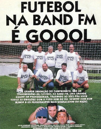 Vejam o cartaz de apresentação da equipe de esportes da Band FM em 1996, comandada por Éder Luiz. Em pé, da esquerda para a direita, estão Henrique Guilherme, o Barba, Reinaldo Porto, Antonio Edson, Éder Luiz e Mário Sérgio; agachados vemos o saudoso Cândido Garcia, Marcos Luiz, Thomaz Rafael e Roberto Carmona; enterrados Gavião, Ciro Jatene e Celso Giunti