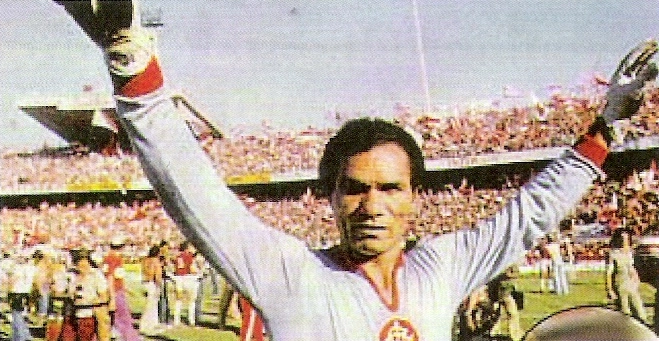 O gigante Manga no Gigante da Beira-Rio, na final do Brasileirão de 1976, quando o Inter venceu o Corinthians por 2 a 0, gols de Dario e Valdomiro. Foto: Revista do Sport Club Internacional