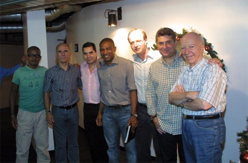Da esquerda para a direita nos corredores da Jovem Pan vemos Arthur Elias Figueroa (o maior operador de rádio do Brasil), Mário Sérgio, Fredy Junior, César Sampaio, o locutor Rogério Assis, Cléber Machado e Claudio Carsughi.
