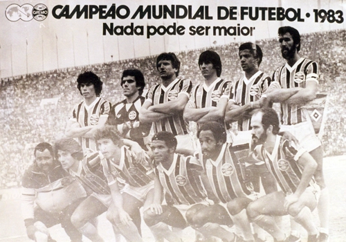 Grêmio campeão mundial de 1983 após vitória sobre o Hamburgo por 2 a 1. Em pé vemos Paulo Roberto, Mazaropi, Baidek, China, Paulo César e De León; agachados estão Renato, Osvaldo, Tarciso, Paulo Cesar Caju e Mário Sérgio
