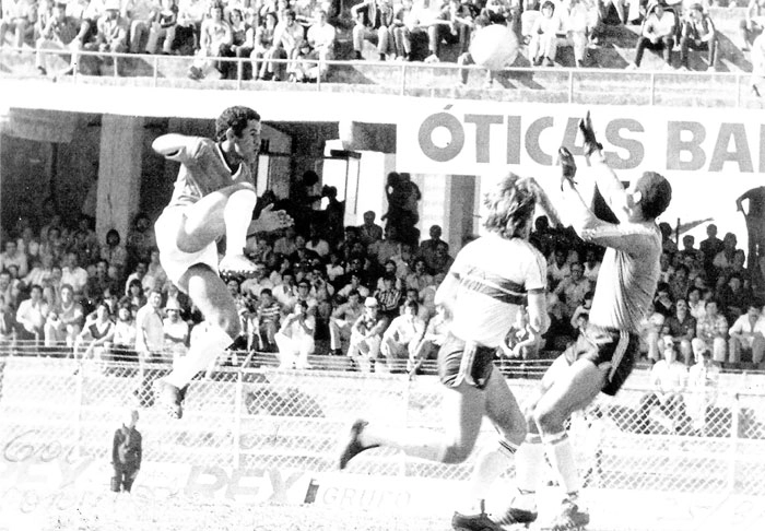 Veja Buião chutando para fazer o gol do Colorado diante do Coxa, em 1980. O goleiro é Manga. 