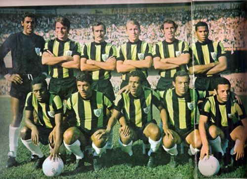 Time do América Mineiro que ficou imortalizado pela conquista do título estadual de 1971 com Nego, Oswaldo Cunha, Pedro Omar, Alemão, Vander e Cláudio Mineiro em pé e Hélio, Dirceu Alves, Jair Bala, Amaurí e Hilton Oliveira agachados