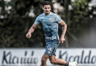 Lucas Veríssimo é um dos jogadores infectados no Santos. Foto: Ivan Storti/Santos FC