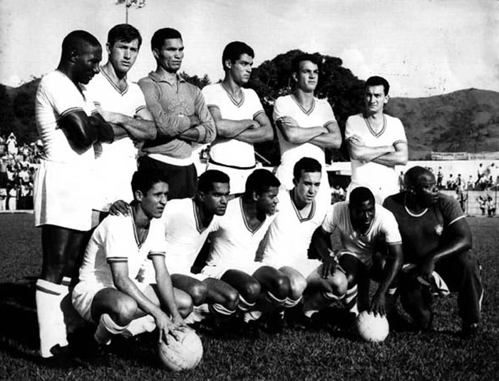 Em 1966, vésperas da Copa na Inglaterra, a Seleção Brasileira treinava em Poços de Caldas, no Estado de Minas Gerais, em pé: Djalma Santos, Bellini, Manga, Edson Cegonha, Fontana e Dudu. Agachados: Nado, Fefeu, Alcindo, Tostão, Edu e Pai Santana. Crédito da Foto: Blog do Michel Laurence


