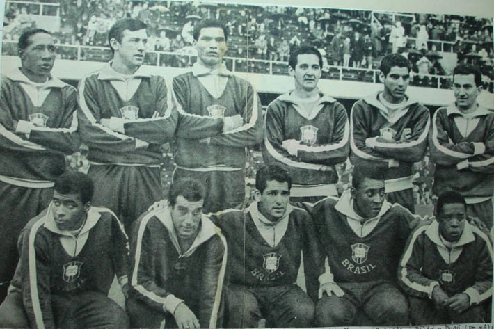 Para disputar amistosos na Europa, em 1965. Em pé, da esquerda para a direita: Djalma Santos, Bellini, Manga, Orlando Peçanha, Rildo e Dudu. Agachados: Jairzinho, Gérson, Bianchini, Pelé e Paraná. Foto enviada por Roberto Saponari