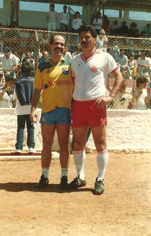 Mário Sérgio da Seleção Brasileira de master jogando contra Jura (ex-zagueiro central do Cafelândia e Linense), do time de master do Linense. Foto enviada por Wanderley Cassolla 