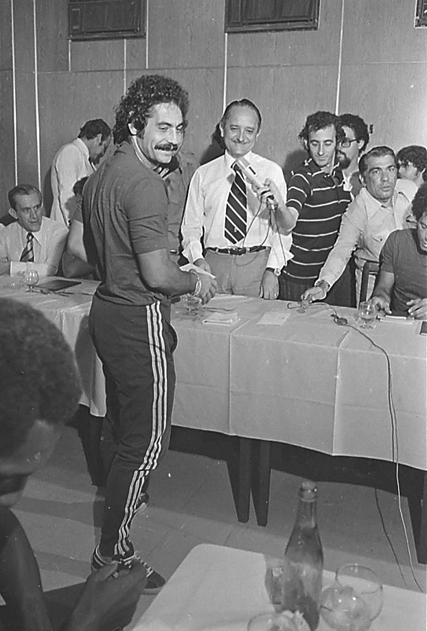 No dia 8 de março de 1977 jogadores da seleção brasileira receberam do então Ministro do Trabalho, Arnaldo Prieto, carteiras de trabalho como jogadores profissionais. Roberto Rivellino recebendo a sua.