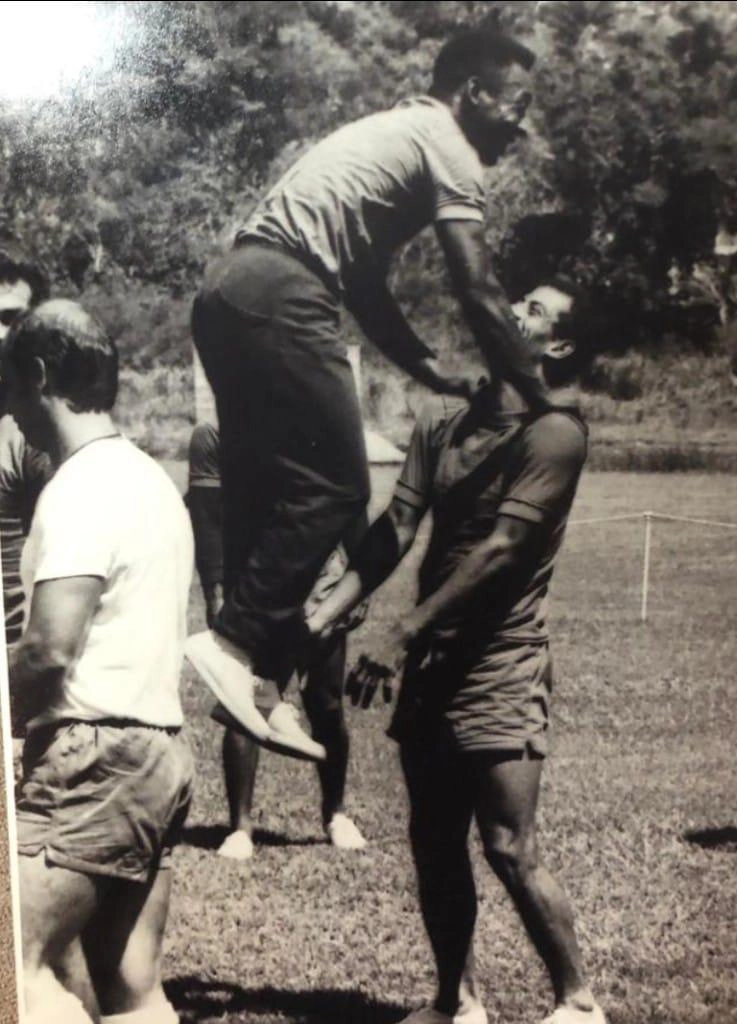 Durante treino para a Copa de 70, Pelé salta à frente de Carlos Alberto Torres. À esquerda, de lado, o preparador físico Admildo Chirol. Foto: Divulgação