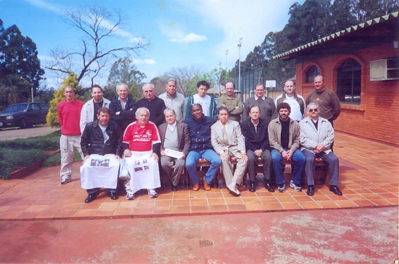 Daison Pontes (blusa listrada), Jaimão (camisa do Benfica), Serginho Chulapa (blusa azul) e Kita (jaqueta cinca), em Paço Fundo, em 1995. Foto: arquivo pessoal/Jaimão