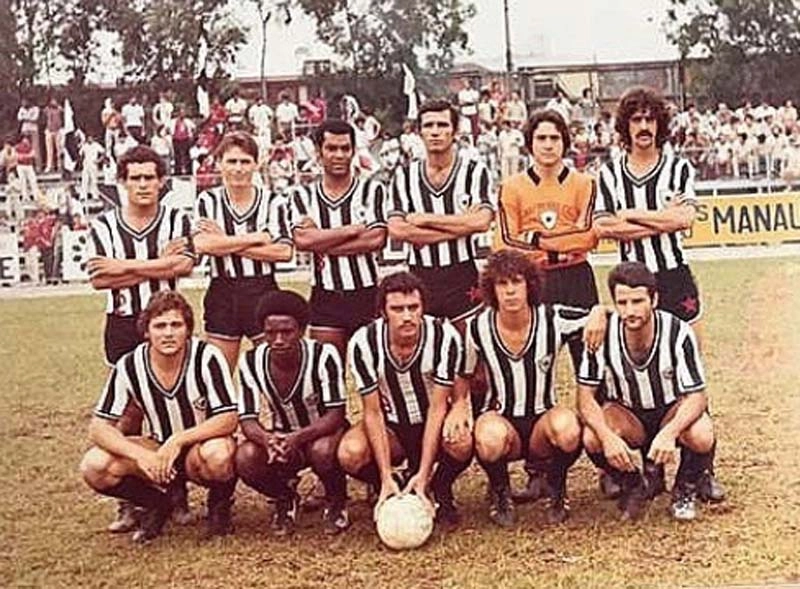Desafio ao Galo em 1979, no campo do CMTC Clube, zona norte de São Paulo. Este é o Botafogo da Penha, que tinha Casagrande entre os titulares. Ele é o penúltimo agachado, da esquerda para a direita. E o ponta-esquerda, ao seu lado, muito parecido com o ator Rodrigo Santoro. Mas o astro nasceu em 1975, então, apenas semelhança mesmo... Foto: arquivo pessoal de Casagrande