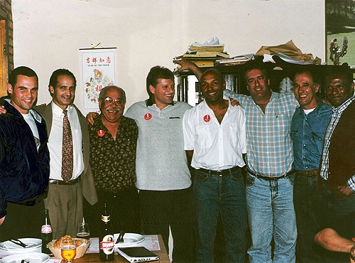 Reunião de amigos nos anos 90. Da esquerda para a direita vemos: Dedé, Adroaldo, pessoa não-identificada, Cléo, André Luiz, personagem não-identificado, Batista e Tarciso.