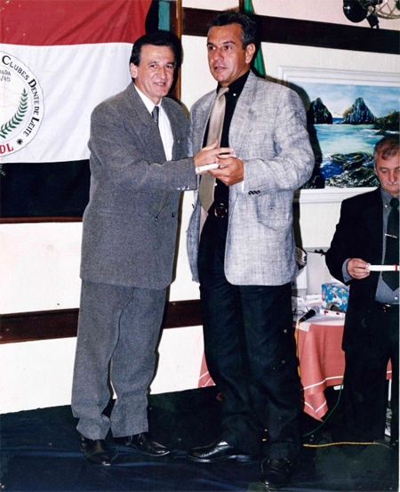 Em 2000, Prisco Palumbo ao lado de Ricardo Longhi, eleito o melhor treinador por seu trabalho à frente do Sub-17 do Vila Carolina, pela Associação Paulista de Futebol. Foto: arquivo pessoal de Ricardo Longhi