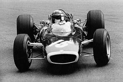 Com a BRM de oito cilindros. Na temporada de 1966, Stewart venceu o Grande Prêmio de Mônaco, nas ruas do Principado de Monte Carlo. Foto: Divulgação