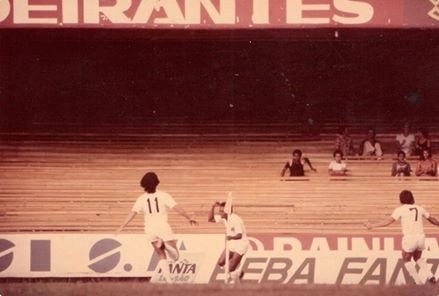 Juary e sua marca registrada ao comemorar seus gols, girando ao redor da bandeirinha de escanteio. João Paulo (11) e Nilton Batata (7) correm para abraçar o centroavante santista no Morumbi, em 1978. Foto: ASSOPHIS (Associação dos Pesquisadores e Historiadores do Santos F.C)