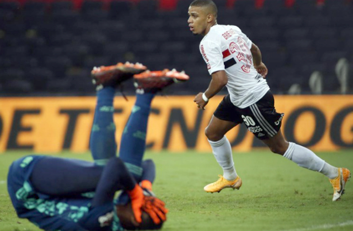 Cria do Flamengo marca contra Racing e 'apaga' jogo terrível na