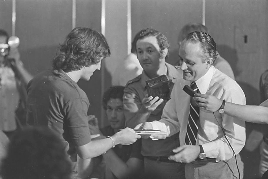 No dia 8 de março de 1977 jogadores da seleção brasileira receberam do então Ministro do Trabalho, Arnaldo Prieto, carteiras de trabalho como jogadores profissionais. Zico recebendo sua carteira. Sentado está Emerson Leão.