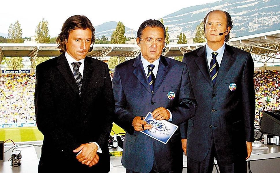 Falcão posa para foto ao lado do narrador Galvão Bueno e do agora dirigente Leonardo em 2006. Foot UOL