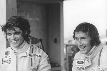 O francês Francois Cevert (à esquerda) foi companheiro de equipe de Jackie Stewart na Tyrrell e morreu de forma trágica em 1973, durante um treino para o GP dos Estados Unidos, em Watkins Glen, levando o escocês a dizer adeus à sua carreira como piloto. Foto: Divulgação