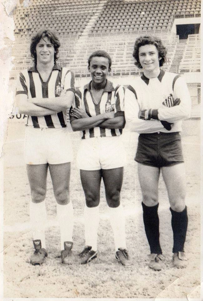 No centro da foto, como juvenil do Santos nos anos 70.  Foto: ASSOPHIS (Associação dos Pesquisadores e Historiadores do Santos F.C)