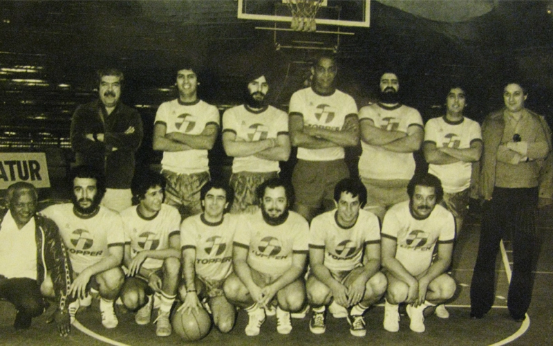 João (terceiro em pé, da esq para dir), Edson Bispo, o mais alto em pé,  no time de jornalistas brasileiros que enfrentou a equipe de periodistas argentinos durante o Campeonato Mundial de Clubes de basquete, em 1981. O penúltimo em pé (da esq para dir) é o narrador Galvão Bueno. Os três últimos agachados são os jornalistas Paulo Soares