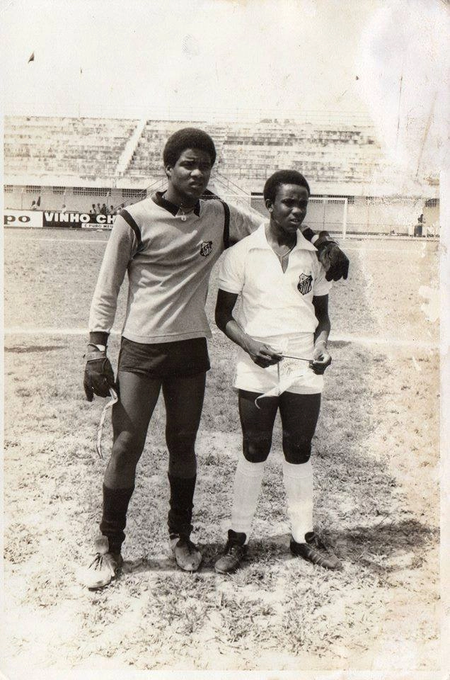 À direita, ainda juvenil do Santos, na década de 70. Foto: ASSOPHIS (Associação dos Pesquisadores e Historiadores do Santos F.C)