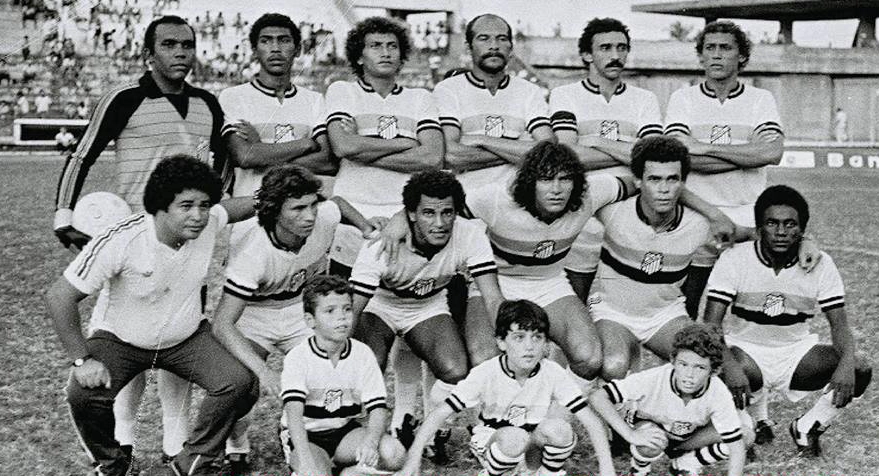 Time do Asa de Arapiraca de 1983. Em pé, da esquerda para a direita: César, Riva, Jogador não identificado, Artur, Zé Alberto e Bitonho. Agachados no mesmo sentido: Neco, Mundinho, Freitas, Alberto Leguelé e Vitório. Foto: arquivo pessoal