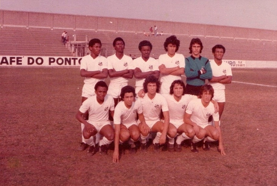 Neste time juvenil do Santos, os dois primeiros agachados são Juary e Pita. Foto: ASSOPHIS (Associação dos Pesquisadores e Historiadores do Santos F.C)