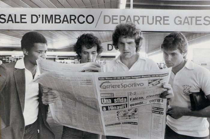 No aeroporto de Roma. Da esquerda para a direita: Silvinho (Mancha), Batista, Gasperin e Jones. Foto: arquivo da família Gasperin