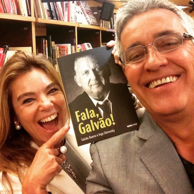 Desirée Soares, esposa de Galvão Bueno e Mauro Naves em 7 de abril de 2015, no lançamento do 