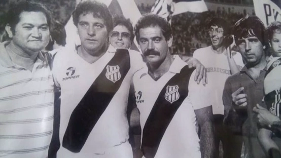 Dicá e Rivellino com a camisa da Ponte Preta, em um amistoso na década de 1980. Foto: reprodução