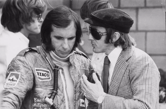 Emerson Fittipaldi e Jackie Stewart, já aposentaedo, conversam, minutos antes do Grande Prêmio do Brasil. Foto: Divulgação