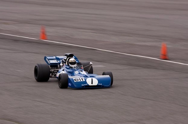 Estampando o número 1 em sua Tyrrel-Ford, após conquistar o campeonato do ano anterior, o primeiro dos três que conseguiu na Fórmula 1. Foto: Divulgação