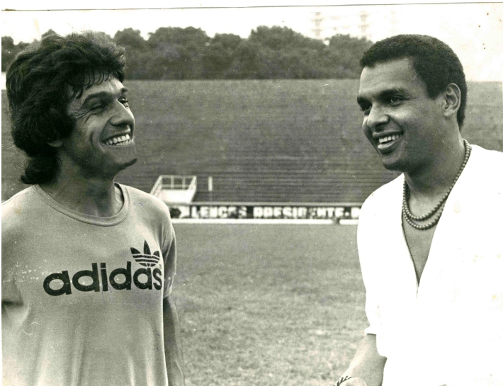 Ricardo Longhi conversa com Luis Pereira durante treino no Parque Antártica. Luis Pereira, então no Atlético de Madrid, visitou seu ex-clube. Foto: arquivo pessoal de Ricardo Longhi