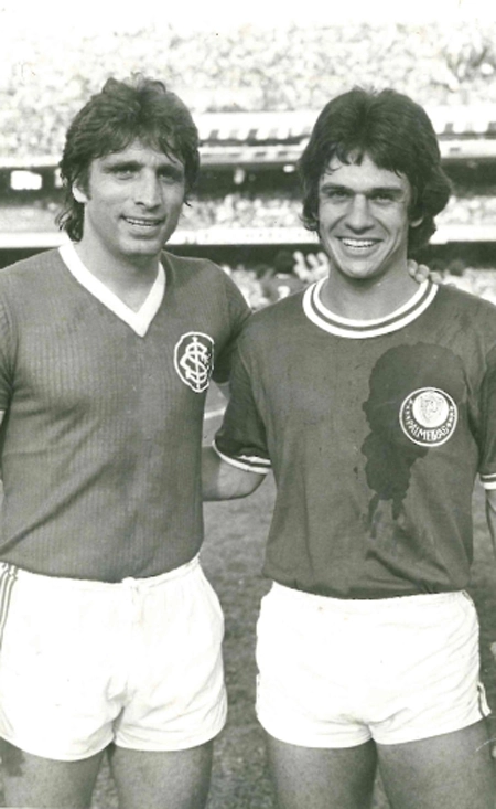 O Palmeiras enfrentou o Internacional em 14 de novembro de 1976, no Morumbi, pelo Campeonato Brasileiro, e perdeu por 2 a 1. Na foto, Marinho Peres e Ricardo Longhi. O Inter abriu 2 a 0 (com Falcão e Valdomiro) e Jorge Mendonça descontou para o Palmeiras. Foto: arquivo pessoal de Ricardo Longhi