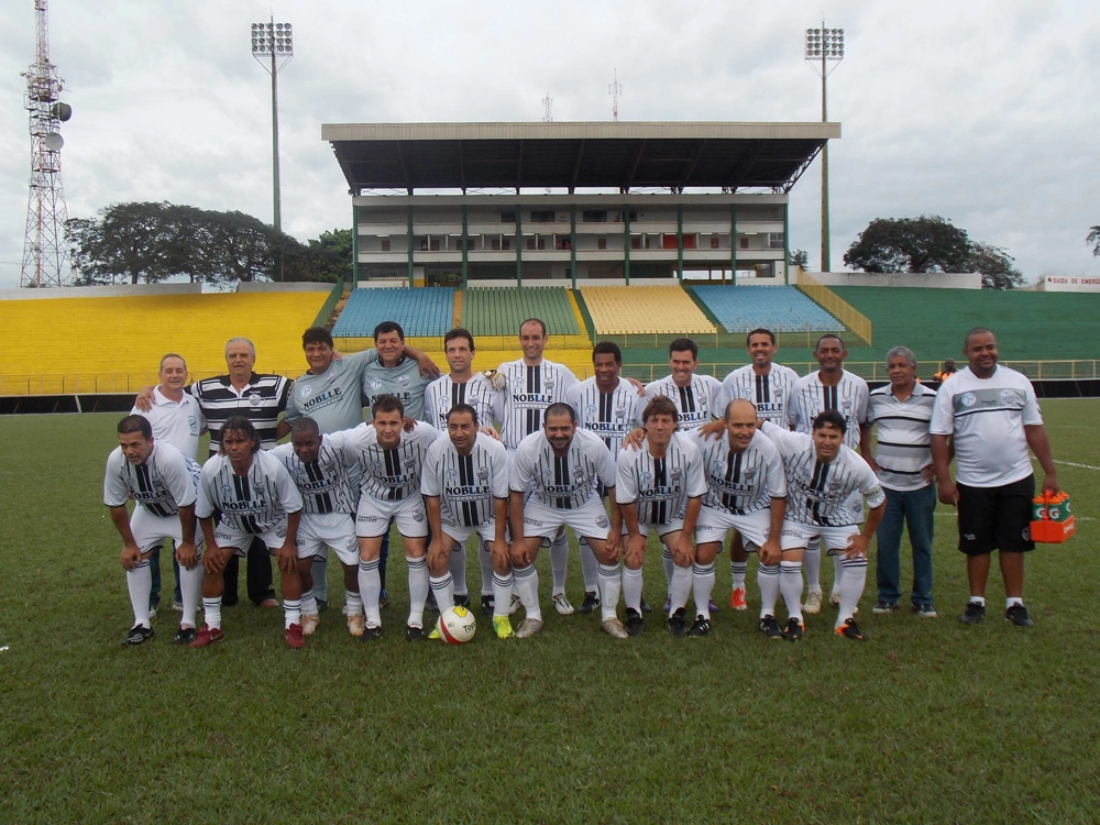 Em pé, da esquerda para a direita, o segundo é Tomires. Agachados: o último é Claudinho. Foto enviada por Reginaldo