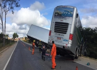 Acidente com ônibus do Bahia sub-15 deixa dois mortos e dez feridos