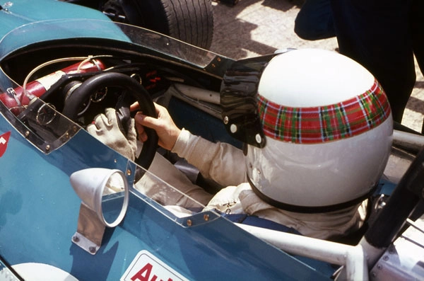No cockpit da Tyrrell, em 1971, ano de seu segundo título na Fórmula 1. A insegurança dos carros fica comprovada no extintor de incêndio, colocado à frente do volante. Os circuitos muitas vezes não dispunham de equipe de resgate suficiente, e os próprios pilotos tinham de debelar as chamas de seus carros ou de seus concorrentes. Foto: Divulgação