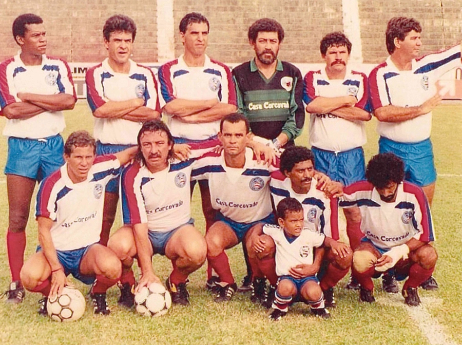 Equipe Master do Bahia em 1994, em Pituaçu. Em pé, da esquerda para a direita: Amadeu, Ricardo, Estevam Soares, Edmundo, Dil Padeiro e Russo. Agachados: Tirson, Beijoca, Alberto Leguelé, Emo e Washington Luis (o Gato Seco). Foto: arquivo pessoal de Ricardo Longhi