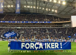 Casillas recebe homenagens de jogadores e torcedores do Porto