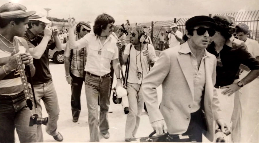 Fim de semana do GP do Brasil de Fórmula 1 de 1979, corrida que teve dobradinha da Ligier com Jacques Laffite e Patrick Depailler. Na histórica imagem, Jackie Stewart (de óculos escuros) aparece à frente. Atrás, o saudoso Beatle George Harrison é entrevistado pelo jornalista Castilho de Andrade. Foto: arquivo pessoal de Castilho de Andrade