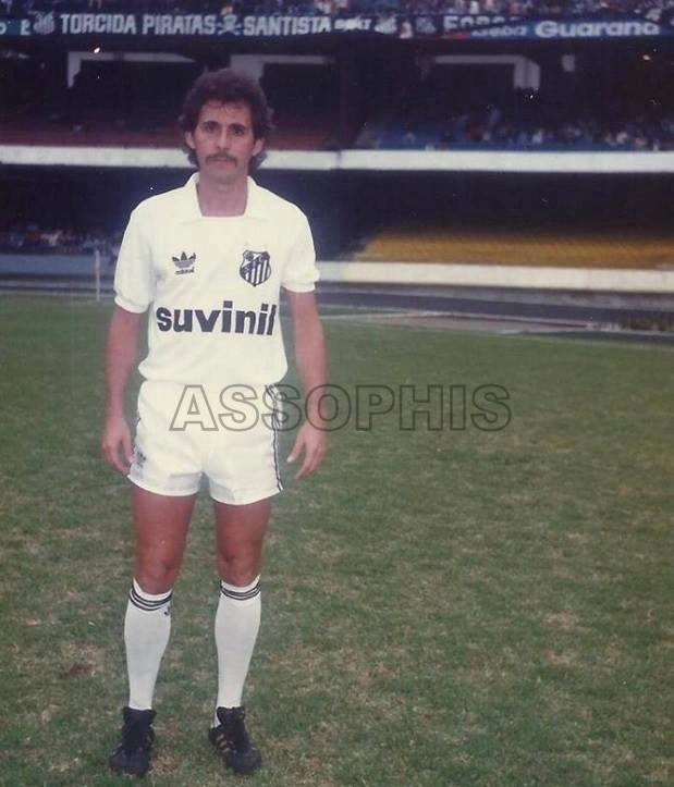 Mendonça jogou pelo Santos entre 1987 e 1988. Na foto, encaminhada pela ASSOPHIS (Associação dos Pesquisadores e Historiadores do Santos F.C), o ex-meia está no Morumbi