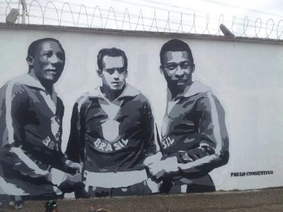 O artista Paulo Consentino, genro de Clodoaldo Tavares Santana, homenageou três craques da Seleção Brasileiro de 1958, Djalma Santos, Zito e Pelé, no aeroporto de Congonhas. 