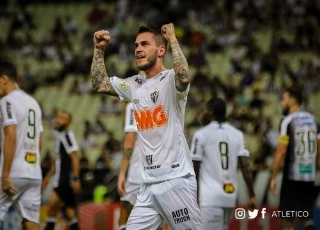 Atlético-MG vence Ceará nos acréscimos e dorme líder